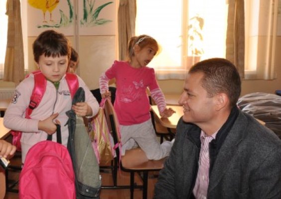 Titus Mircea Dobre a dus rechizitele de la Consiliul Judeţean la şcoala din Valu
